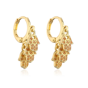 Vue détaillée des boucles d'oreilles Main de Fatma plaquées or 18 carats et zircons
