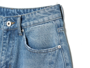 Detailaufnahme der hohen Taille und Taschenpartie der Balloon-Jeans aus hellblauem Denim