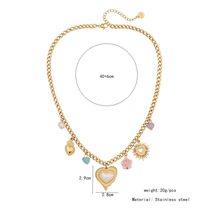 Détails macro du collier doré en acier inoxydable avec pendentifs cœur et fleur et dimensions