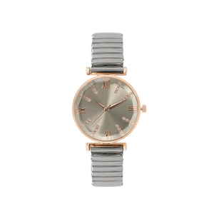 Détail macro du cadran avec chiffres romains et cristaux sur montre en or rose