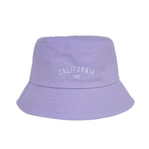 Lila Fischerhut aus Baumwolle mit weißer California 1991 Stickerei auf weißem Grund