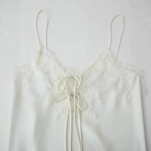 Robe élégante en satin blanc avec dentelle cil raffinée et fines bretelles ajustables