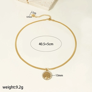Détail du collier arbre de vie doré avec dimensions et petit pendentif en cœur