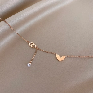 Elegante collana in acciaio al titanio oro rosa con cuore e anelli intrecciati e zircone