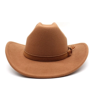 Détail d'un chapeau de cow-boy marron en feutre de laine avec boucle et bord incurvé