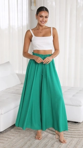 Détail du pantalon large vert à taille haute avec cordon de serrage et tissu fluide