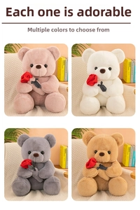 Detalle de ositos de peluche en cuatro colores con rosas rojas y lazos de lunares