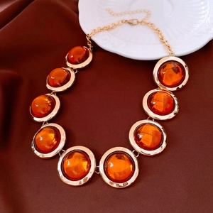 Dettaglio della collana a catena dorata vintage con ciondoli in resina ambra