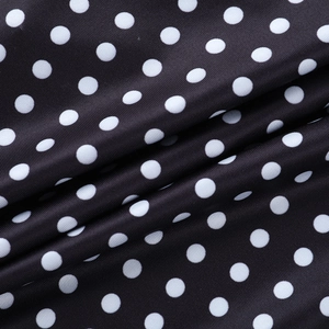 Vue macro détaillée de la texture du tissu à pois avec un effet de drapé lisse