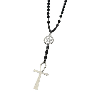 Collier gothique avec pendentif croix Ankh argentée et étoile sur perles noires