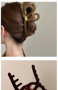 Détail d'une pince à cheveux floquée marron foncé avec accent doré sur texture velours