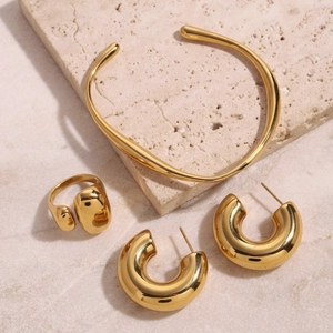 Modernes Schmuckset aus 18K vergoldetem Edelstahl mit Armreif, Ring und C-förmigen Ohrringen