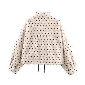 Veste en polaire blanc cassé à pois avec cordon de serrage vue de l'arrière