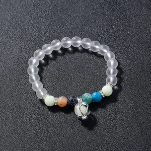 Bracelet en pierres naturelles lumineuses avec pendentif en métal ajouré élégant