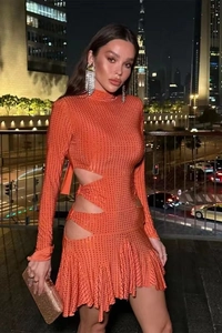 Vue détaillée de la robe courte orange à paillettes avec découpes à la taille et plis élégants