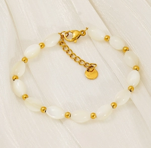 Detail of baroque pearl bracelet with gold beads and S.Steel engraved lobster clasp