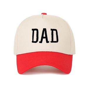 Detail der DAD-Stickerei auf Baumwoll-Basecap mit rotem Schirm und Kontrastfarben