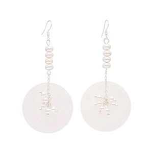 Élégantes boucles d'oreilles pendantes en perles blanches avec crochets et disque rond
