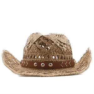 Chapeau de cowboy en paille naturelle tressée avec bande en cuir cloutée et large bord