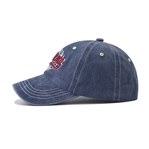 Détail de la broderie 3D Atlanta et des coutures blanches sur casquette en coton délavé