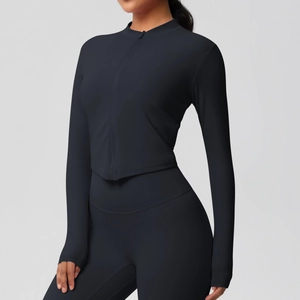 Détail d'une veste de sport noire cintrée avec col montant et fermeture éclair