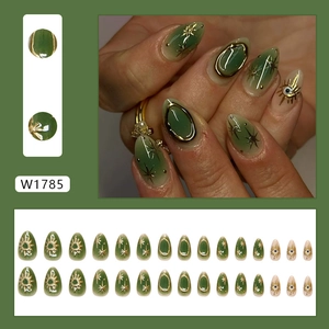 Faux ongles dégradés vert foncé avec motifs célestes d'étoiles et lune dorés