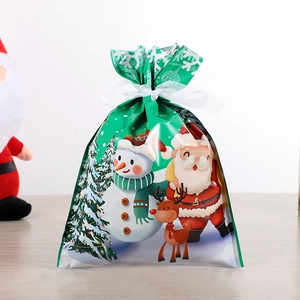 Détail du sac cadeau de Noël vert avec motifs Père Noël, renne et ruban élégant