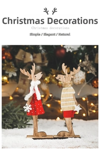 Gros plan de figurines de rennes en bois avec écharpes sur un décor de Noël enneigé