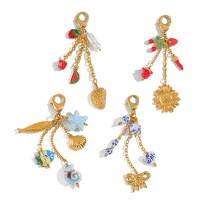 Détails de porte-clés en acier doré avec breloques émaillées de fruits et thèmes marins