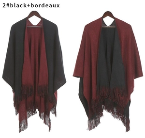 Dettaglio dello scialle in maglia double-face con frange in nero e rosso bordeaux