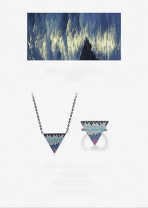 Dettaglio del set in argento S925 con zirconi colorati in stile punk a triangolo
