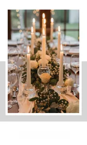 Detail van minimalistische bellen glazen kaarsenhouder met witte roos decoratie