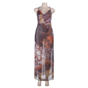 Robe longue imprimée marron en résille avec licou et fente latérale sur mannequin