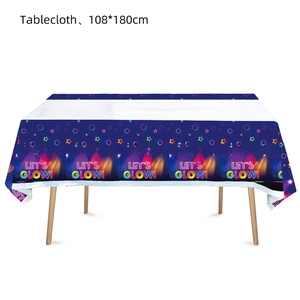 Dettaglio tovaglia festa neon con testo Let's Glow e design stellato da 108x180cm