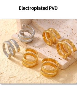 Vista macro de anillo en espiral de doble capa con textura de oro de 18k y plata PVD