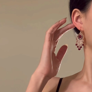 Boucles d'oreilles ethniques bohèmes en métal doré vintage et perles rubis