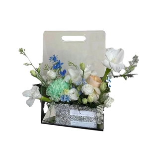 Détail de la boîte à fleurs créative en acrylique avec bouquet et base en aluminium