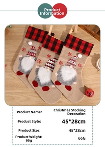 Détail de chaussettes de Noël 45x28cm avec gnomes appliqués et broderie de flocons de neige