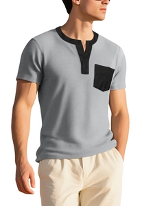 Détail du tissu gaufré et poche noire contrastée sur un t-shirt Henley gris à manches