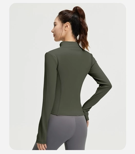 Dettaglio delle cuciture ergonomiche e vestibilità aderente di una giacca sportiva verde