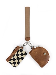 Dettaglio del set pochette a scacchi e portamonete in pelle marrone con cordino