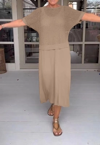 Dettaglio del top in maglia kaki all'uncinetto e set abito midi coordinato con trama traforata
