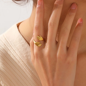 Anello regolabile in acciaio inossidabile placcato oro 18K con mani che si abbracciano