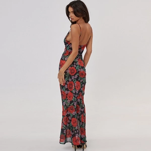 Détail du dos d'une robe longue noire à imprimé roses rouges et fines bretelles réglables