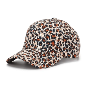 Dettaglio del cappellino da baseball leopardato con visiera curva e trama in twill