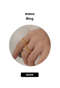 Nahaufnahme eines goldenen Rings mit strukturierter Goldoptik an der Hand eines Models