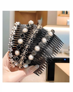 Dettaglio di eleganti pettini per capelli con perle bianche, fiori d'oro e cristalli