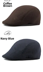 Detailansicht der Wollmützen in Kaffee und Navy-Blau mit feiner Nahtverarbeitung