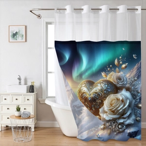 Détail d'un rideau de douche avec cœurs dorés, roses blanches et montagnes enneigées