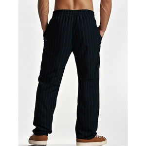 Dettaglio dei pantaloni da spiaggia in lino da uomo con elastico in vita e righe verticali